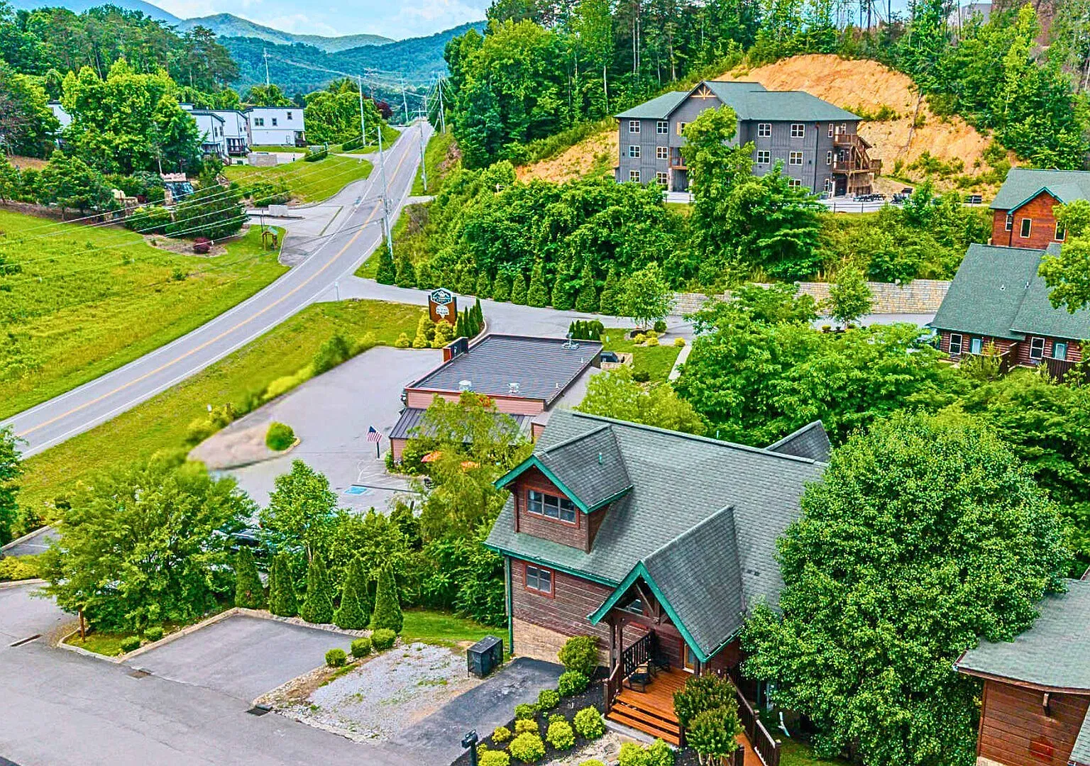 Dollywood - Hot Tub - Game Room - Sleeps 12 — Photo 4