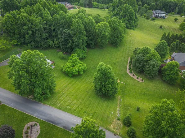 802 Quail Ridge Ct, Elizabethton, TN 37643