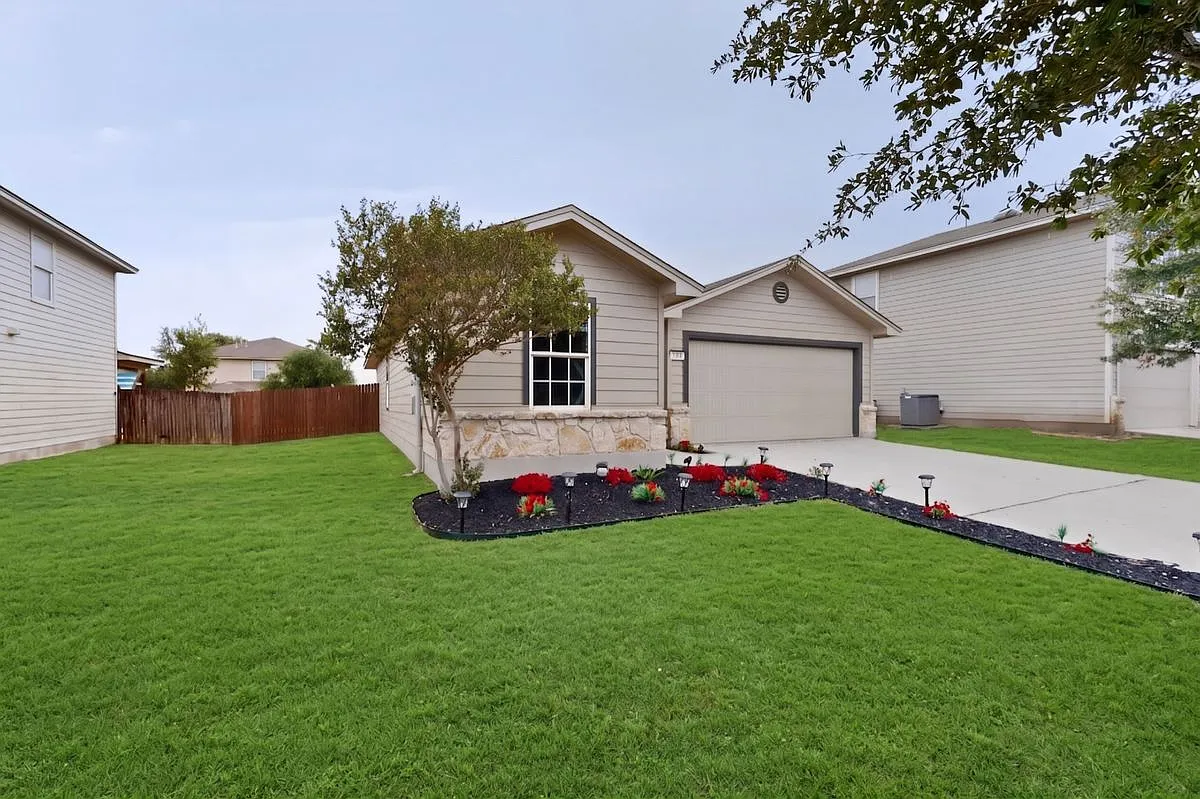 3 bed, 2.0 bath, 1276 sqft, $1,595 — Photo 3