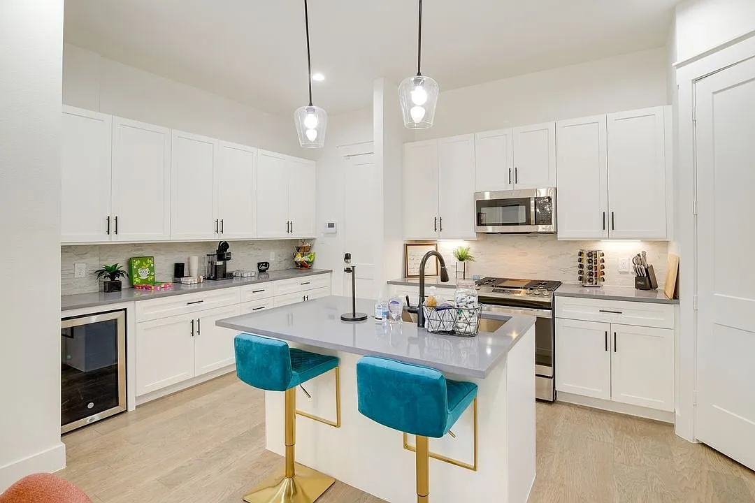 Welcome to this move-in ready 3-bed, 2.5-bath home in the thriving East Downtown Market Street area. — Photo 2