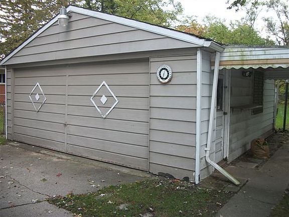 2 1/2 car garage with side awning