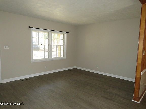 3rd image of 312 Selkirk Trl
