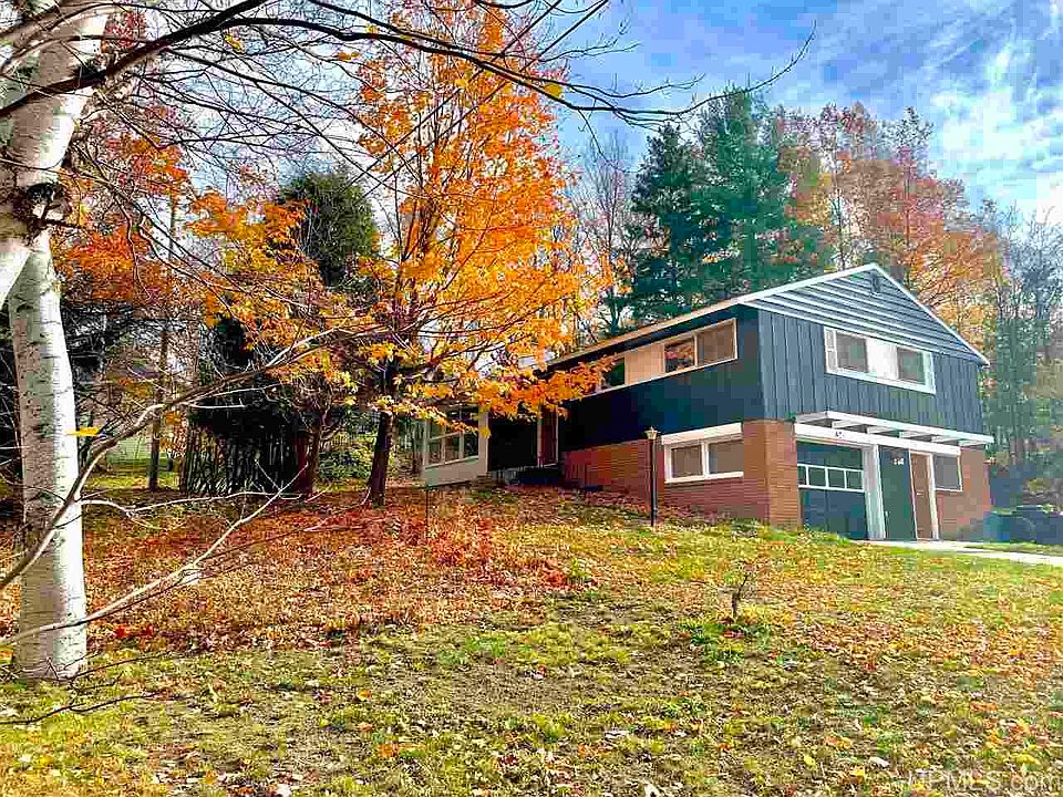 1st image of 207 W Nicolet Blvd