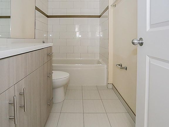 4th image of 3709 N Wilton Ave #3