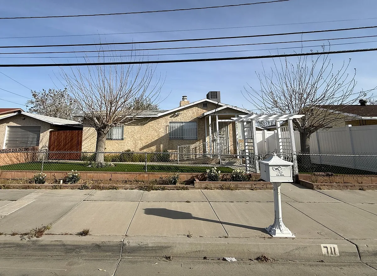 Building Photo - 711 E Avenue K4