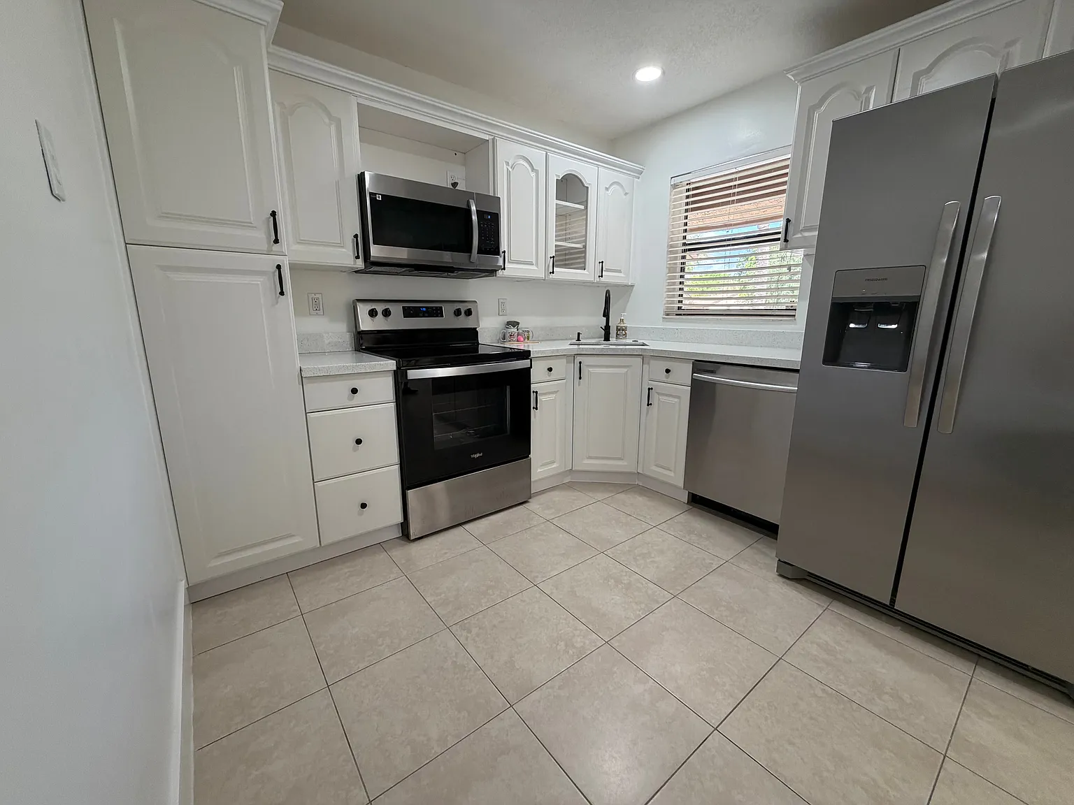 2 bed, 982 sqft, $2,400 — Photo 3