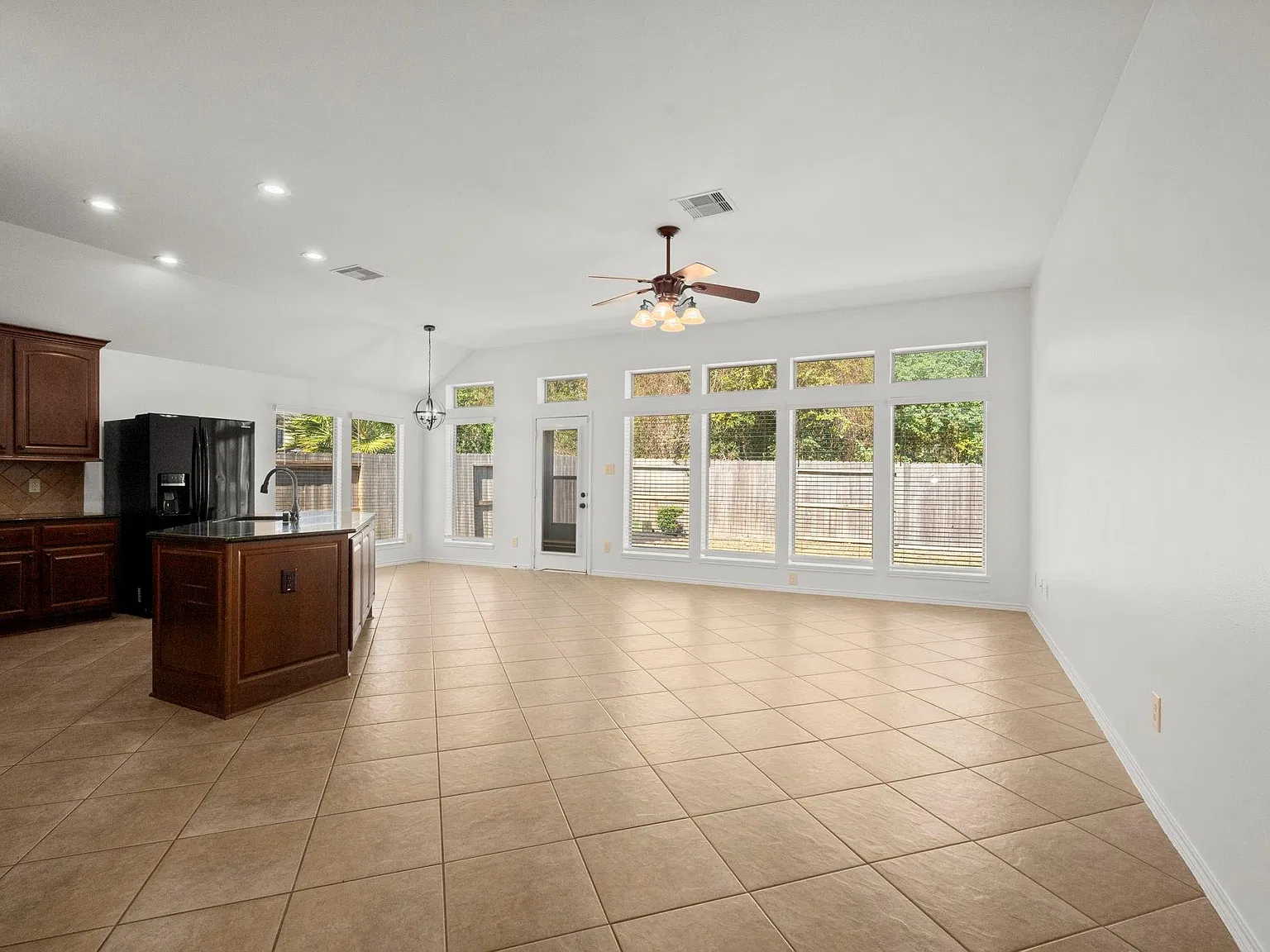 4 bed, 2.0 bath, 2330 sqft, $2,595 — Photo 3