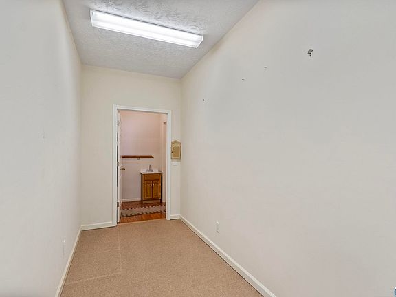 4th image of 215 Buck Cir