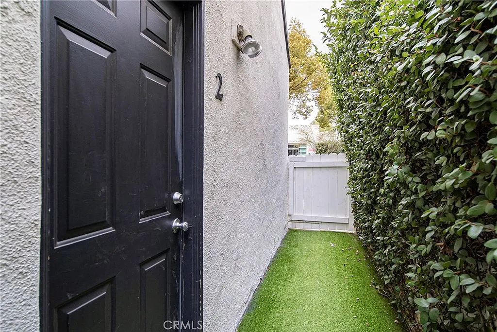 2 bed, 1000 sqft, $4,100 — Photo 2