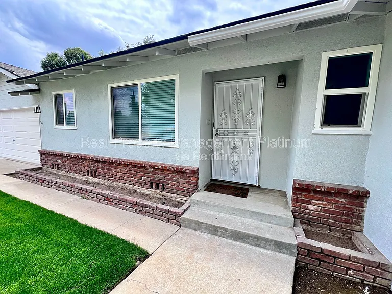 4467 N Van Dyke Ave — Photo 2
