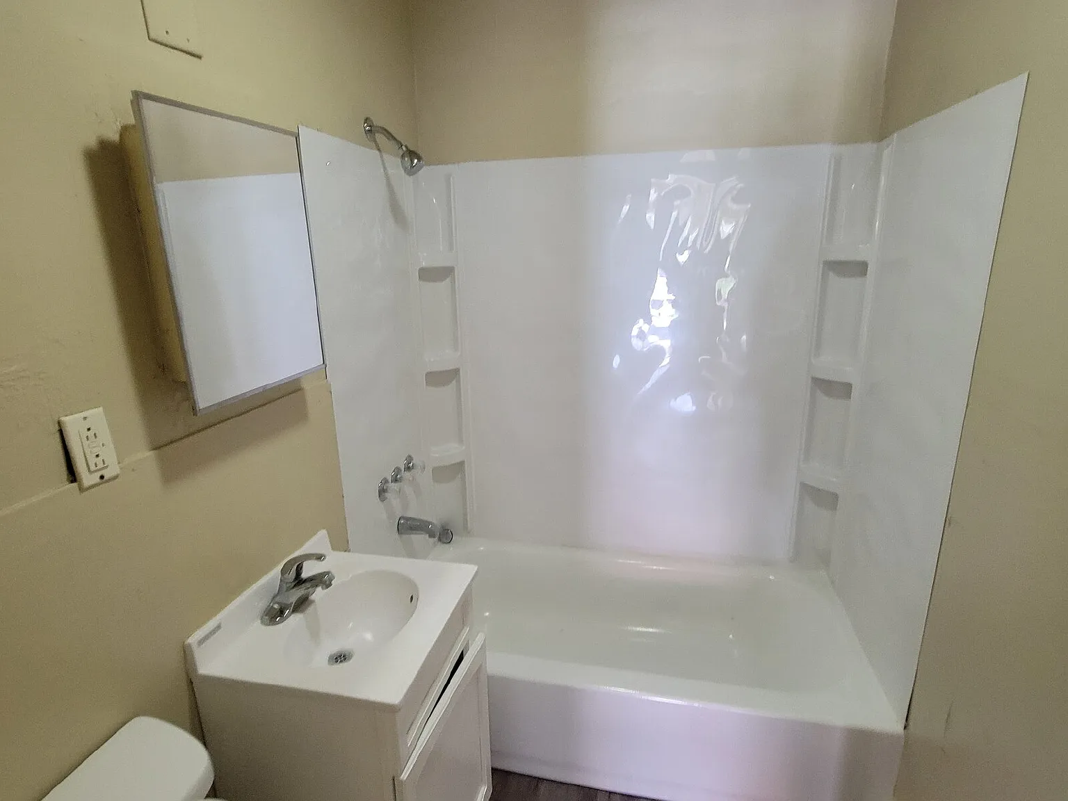 2 bed, 1.0 bath, $875 — Photo 2