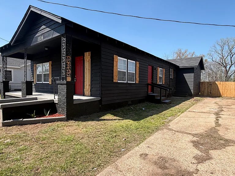1116 Chicago Ave — Photo 2