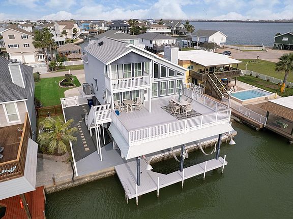 2nd image of 406 Tahiti Rd