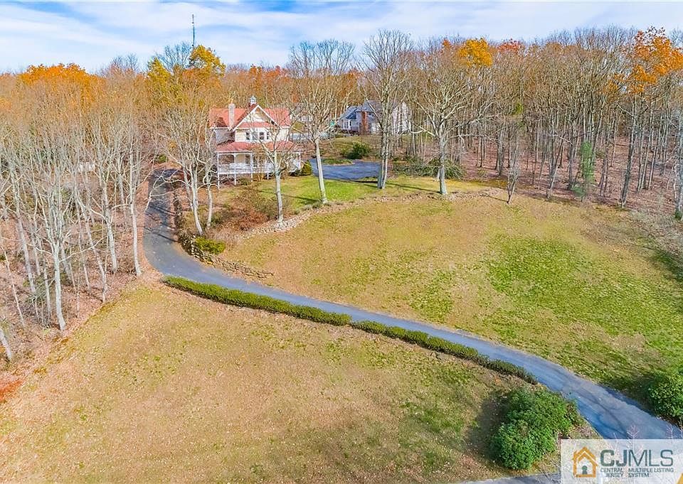 1st image of 4 Oak Hill Dr