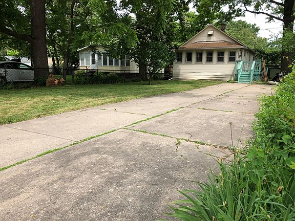Driveway with 5 parking space