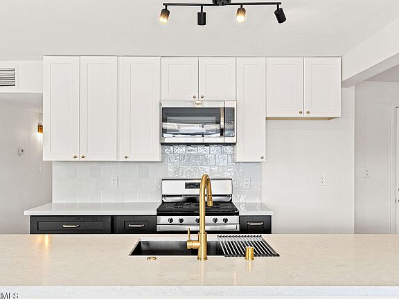 2nd image of 2138 W SUNNYSIDE Avenue