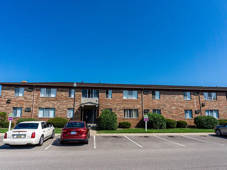 Golf Manor Apartments — Photo 7