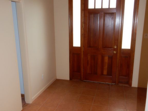 Big Foyer w/ coat closet