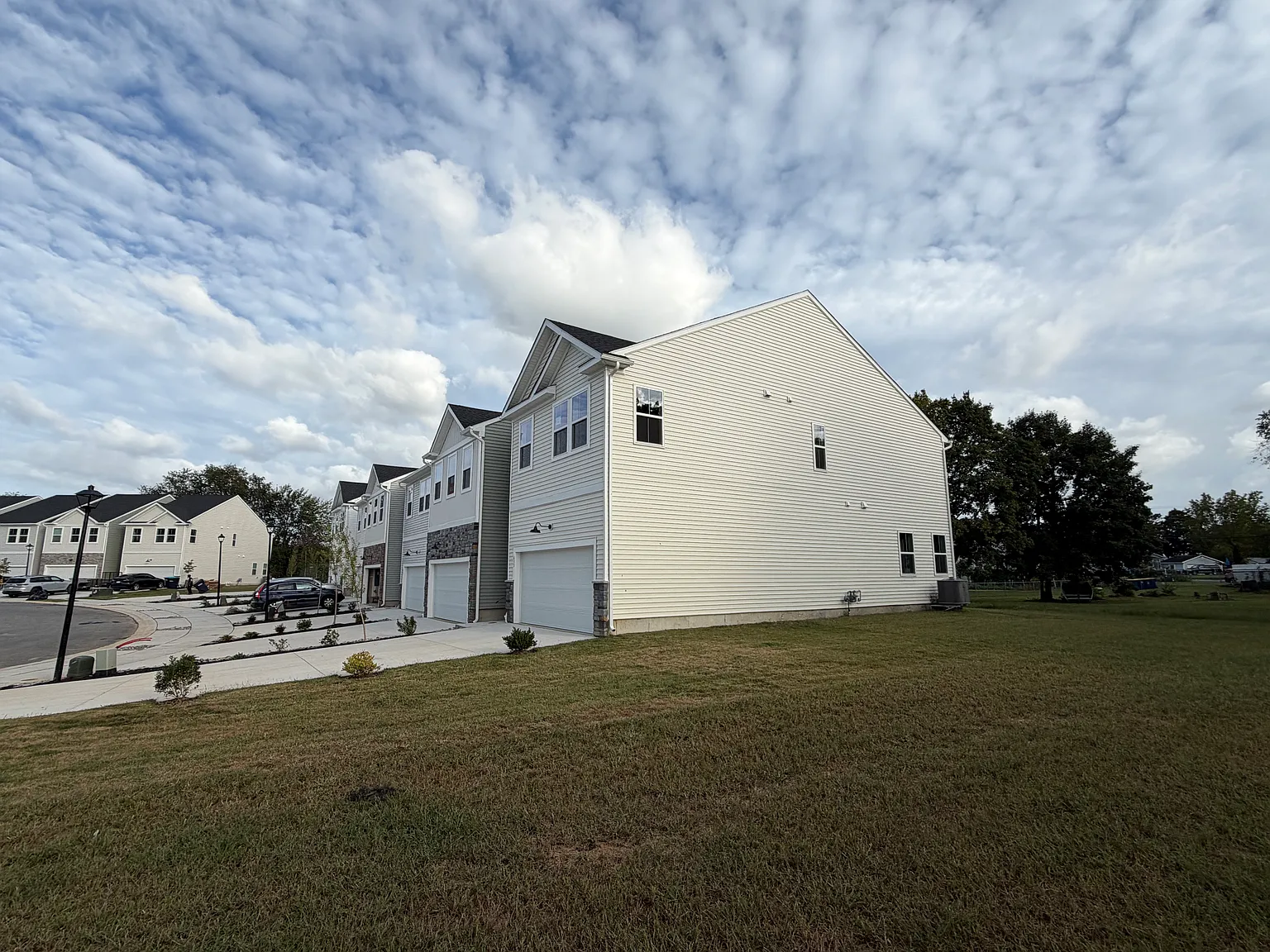 3 bed, 2.5 bath, 2360 sqft, $2,799 — Photo 3