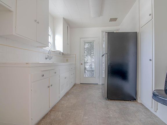 3rd image of 1862 S Beverly Glen Blvd #1