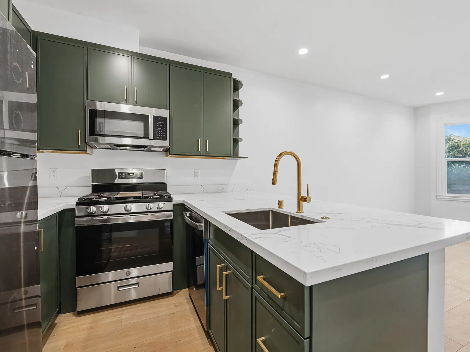 Fully Renovated Apartment Available Now! — Photo 2