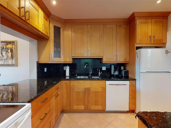 329 SE 3rd St APT 402P, Hallandale, FL 33009