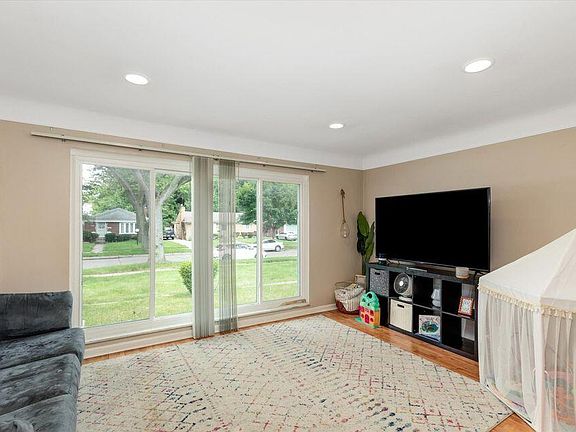 5th image of 21461 Westhampton St