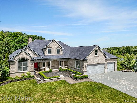 3rd image of 65884 Windrose Ct