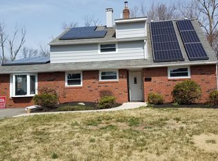 57 Whitewood Dr, Levittown, PA
