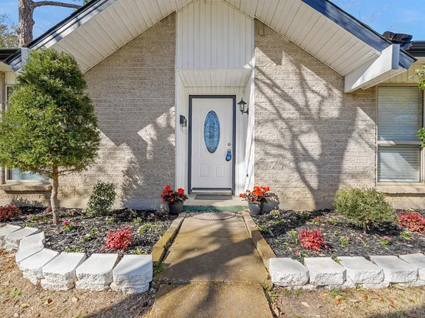 5217 Stagecoach Ln, Garland, TX 75043