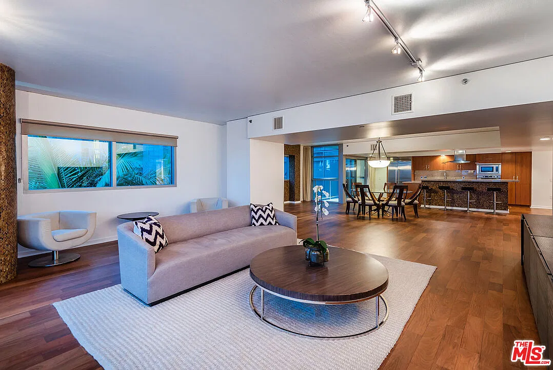 2 bed, 2.5 bath, 2500 sqft, $9,300 — Photo 3