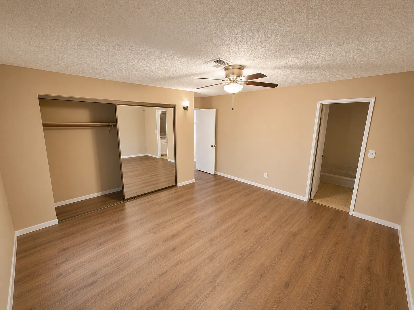 Spacious 3-Bedroom Home in Mission Lakes Country Club — Photo 4
