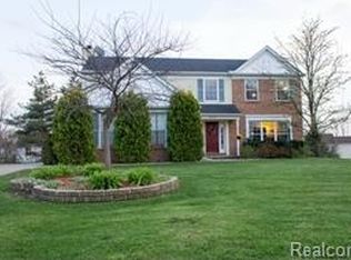5473 Charrington Ct, West Bloomfield, MI 48324
