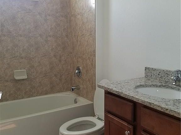 4th image of 1375 Lincoln Ct