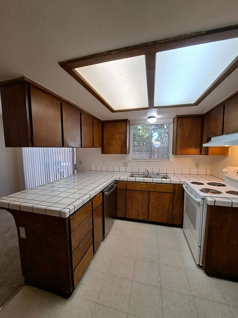 Move-in Special: Half Off the 1st Month's Rent Comfortable 2 Story Condo By Fresno State! — Photo 4