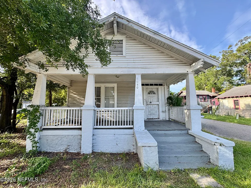 1050 W 8th St