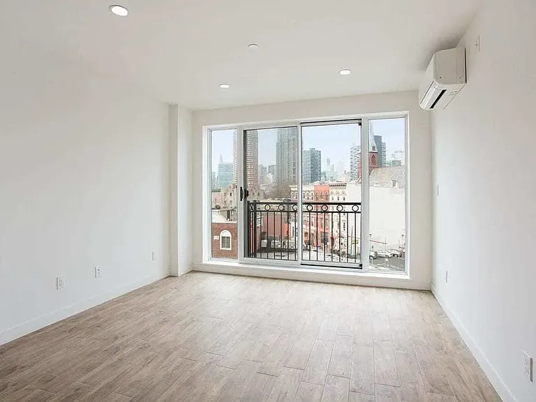 1044 Jackson Ave #4A — Photo 2