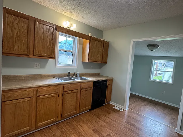 1202 Webster Ave — Photo 4