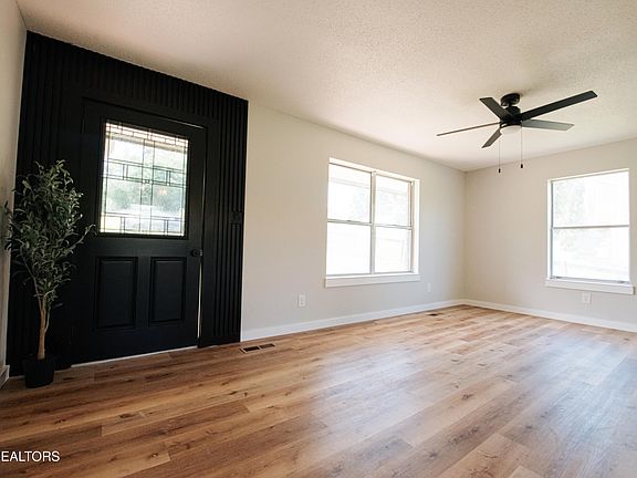 4th image of 3894 Rolling Brook Cir NE