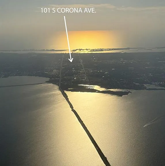 101 S Corona Ave — Photo 3