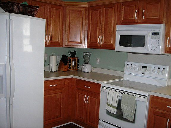 great kitchen with upgraded appliances and cabinets