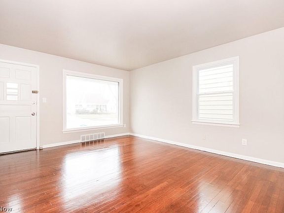 4th image of 19245 Stafford Ave