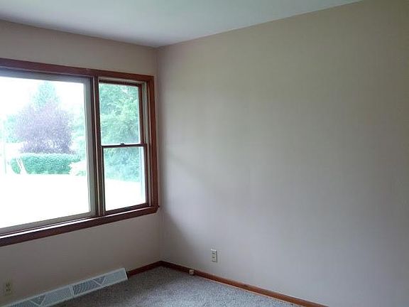 3rd image of 1088 Donal Dr