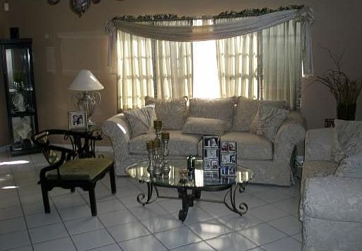 LIVING ROOM AREA