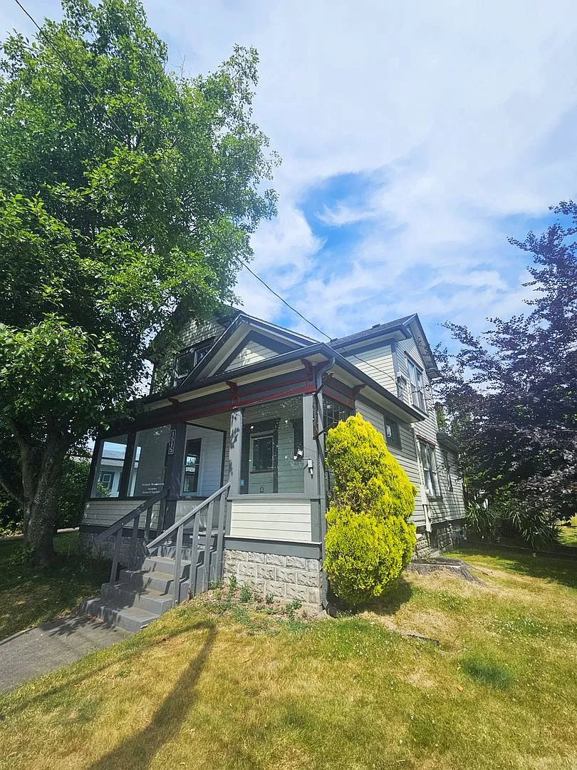 $1000 off 1st Month's Rent! Charming 5-Bedroom Home with Updated Kitchen, & Bath in Fairhaven! — Photo 2