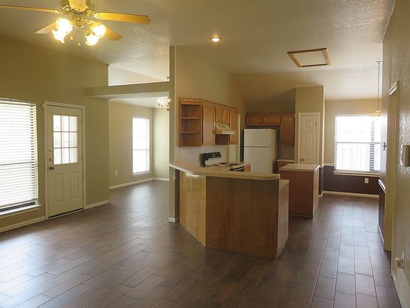 3rd image of 908 Saratoga Ln