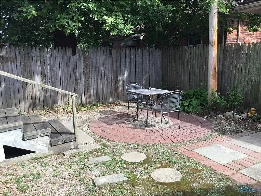 Charming 1-Bedroom with Vintage Appeal near Downtown Toledo 800 sq ft for $675 — Photo 2