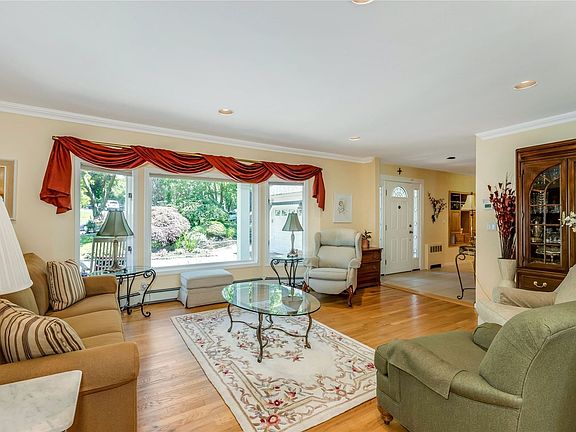 3rd image of 6 Milleridge Ln