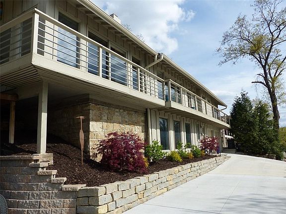 4th image of 165 Lakeshore Dr S