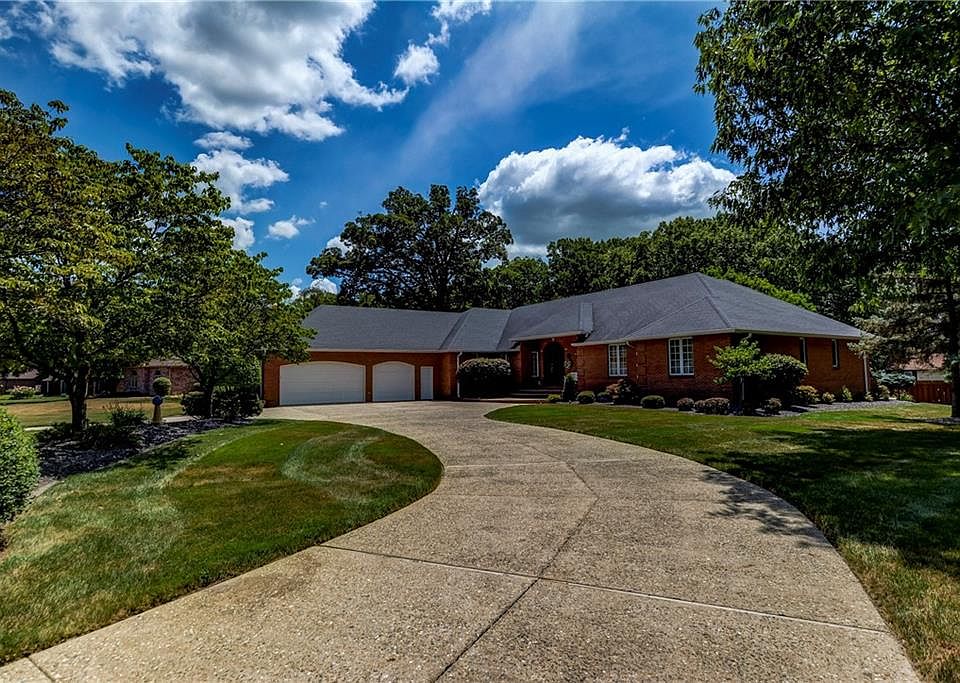 1st image of 4 Tall Oaks Ln